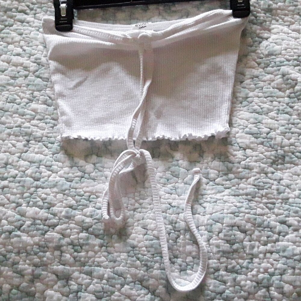 Junior Destined Size Medium White Halter Crop Top w/ Tie Neck